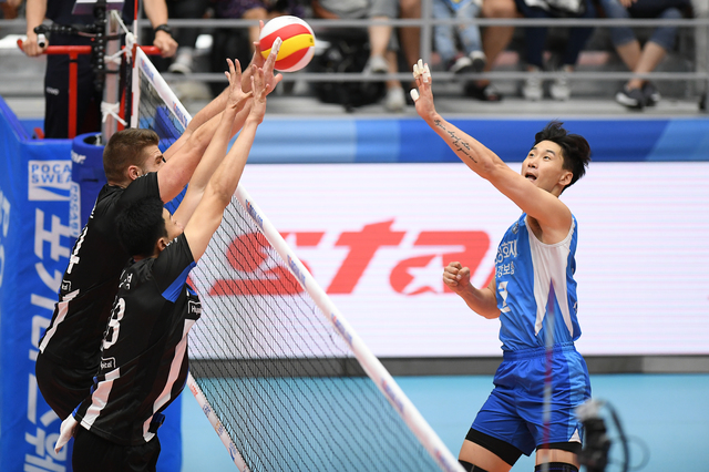 【서울=뉴시스】공격하는 박철우(오른쪽). (사진=한국배구연맹 제공)