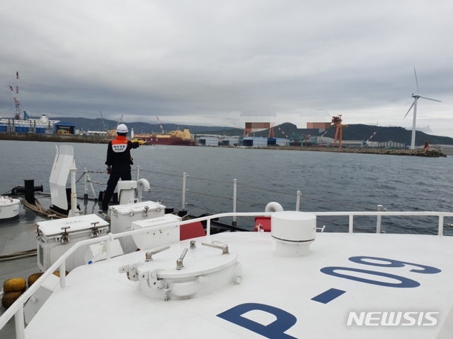 【울산=뉴시스】안정섭 기자 = 15일 오후 울산 동구 전하동 현대중공업 본사 앞 바다에서 바지선에 실려 있던 대형 선박 구조물이 바다로 추락한 가운데 울산해양경찰서가 사고 지점에서 안전관리에 나서고 있다. 2018.09.15. (사진=울산해양경찰서 제공) photo@newsis.com