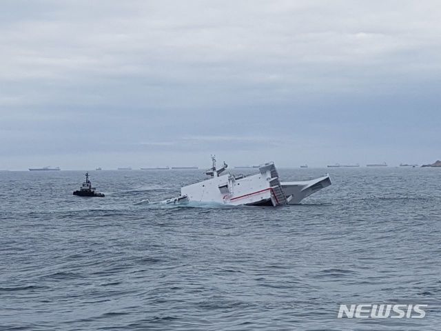 【울산=뉴시스】안정섭 기자 = 15일 오후 울산 동구 전하동 현대중공업 본사 앞 바다에서 바지선에 실려 있던 대형 선박 구조물이 바다로 추락해 가라앉고 있다. 2018.09.15. (사진=울산해양경찰서 제공) photo@newsis.com