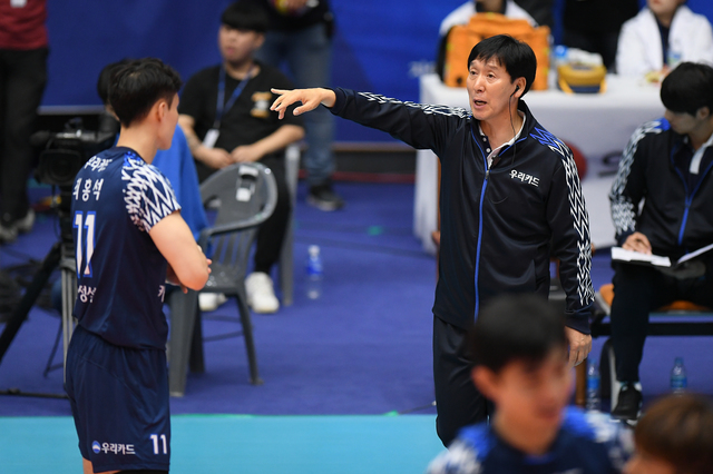 【서울=뉴시스】신영철 감독(오른쪽)과 최홍석.(사진=한국배구연맹 제공)