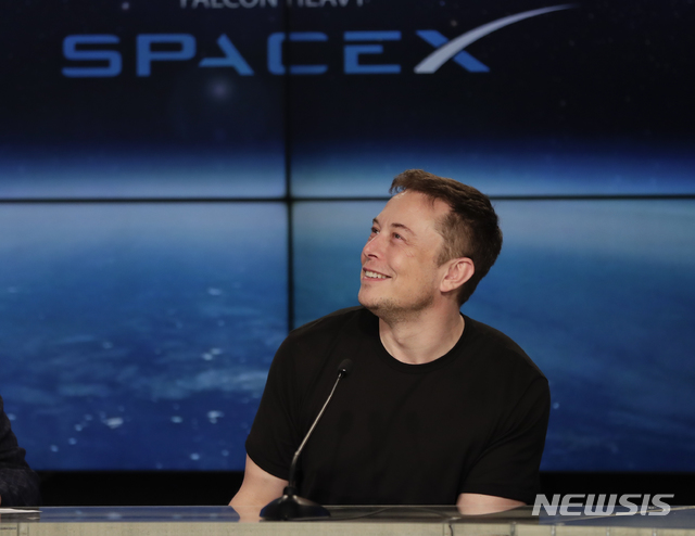 【케이프 커내버럴=AP/뉴시스】 올해 2월6일(현지시간) 미국의 우주탐사기업 스페이스X의 창립자 겸 최고경영자(CEO) 일론 머스크가 미국 플로리다 케이프 커내버럴에 위치한 컨퍼런스 센터에서 기자들의 질문에 답하고 있다. 머스크는 9일 자사에서 만드는 민간우주선 이름을 FBR(Big Falcon Rocket)에서 ''스타십(Starship)'으로 변경했다고 밝혔다. 2018.11.21.