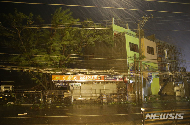 【투게가라오(필리핀)=AP/뉴시스】슈퍼 태풍으로 분류된 22호 태풍 망쿳이 15일 새벽 상륙한 필리핀 북동부 루손섬의 카가얀주 주도 투게가라오에 강한 비를 동반한 강풍이 불고 있다. 홍수와 산사태 등으로 500만명이 넘는 사람들이 많은 피해를 입을 것으로 우려되고 있다. 2018.9.15 