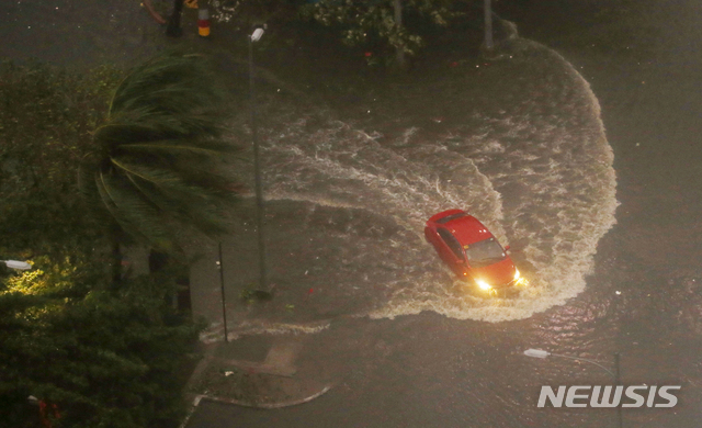 【마닐라=AP/뉴시스】슈퍼 태풍 망쿳이 15일 필리핀 북부를 강타했다. 태풍으로 폭우가 내린 마닐라 도로의 모습. 2018.09.15.