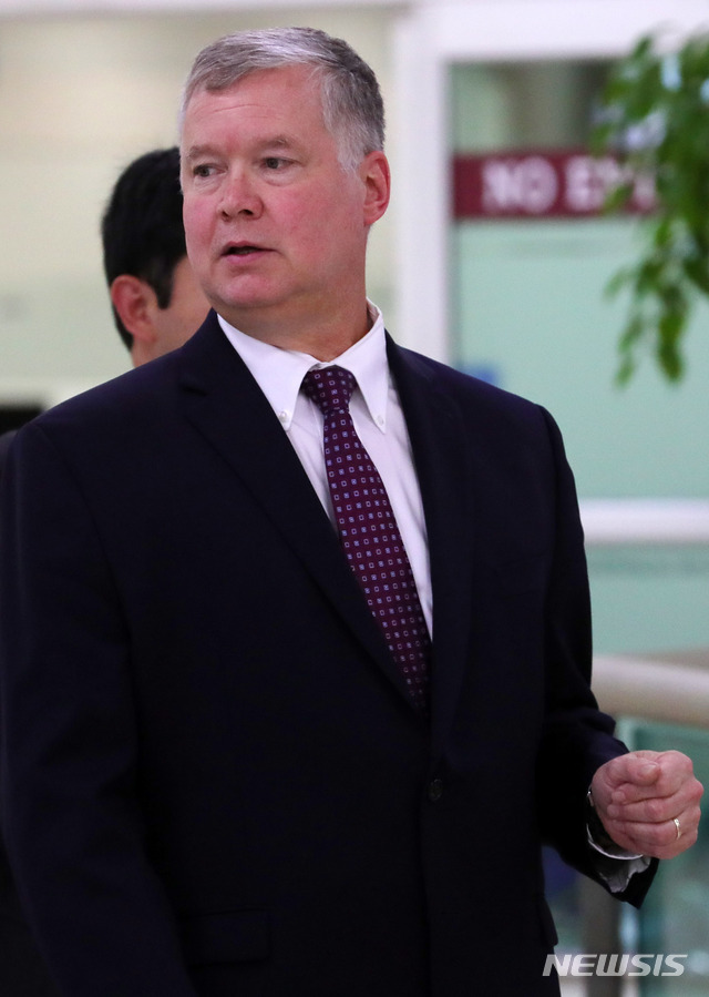 【서울=뉴시스】배훈식 기자 = 스티븐 비건 미국 대북정책 특별대표가 15일 오후 김포국제공항을 통해 입국하고 있다. 2018.09.15.&nbsp; dahora83@newsis.com