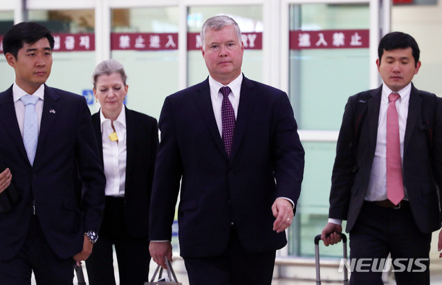 【서울=뉴시스】배훈식 기자 = 스티븐 비건 미국 대북정책 특별대표가 15일 오후 김포국제공항을 통해 입국하고 있다. 2018.09.15. dahora83@newsis.com
