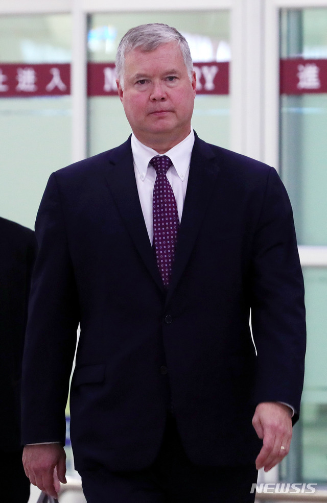 【서울=뉴시스】배훈식 기자 = 스티븐 비건 미국 대북정책 특별대표가 15일 오후 김포국제공항을 통해 입국하고 있다. 2018.09.15.&nbsp; dahora83@newsis.com