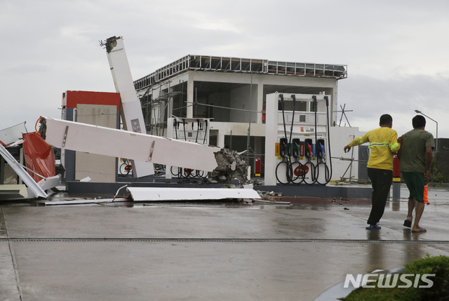 【투게가라오=AP/뉴시스】15일 태풍 망쿳이 강타한 필리핀 북부 루손 섬 카가얀 주 투게가라오 시의 모습. 태풍으로 주유소 건물이 심하게 파손됐다. 2018.09.15. 