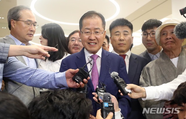 【인천공항=뉴시스】조성봉 기자 = 두 달간의 미국 생활을 마친 홍준표 전 자유한국당 대표가 15일 오후 인천국제공항을 통해 귀국해 취재진의 질문에 답변하고 있다. 2018.09.15. suncho21@newsis.com 