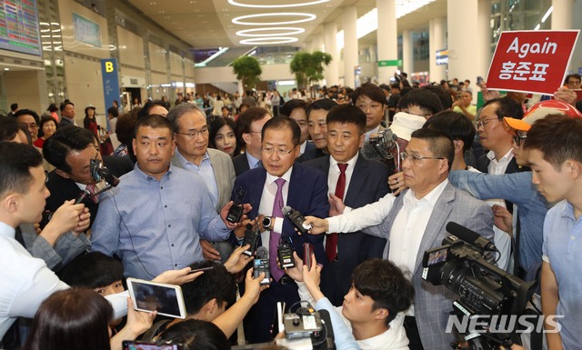【인천공항=뉴시스】조성봉 기자 = 두 달간의 미국 생활을 마친 홍준표 전 자유한국당 대표가 15일 오후 인천국제공항을 통해 귀국해 취재진의 질문에 답변하고 있다. 2018.09.15. suncho21@newsis.com