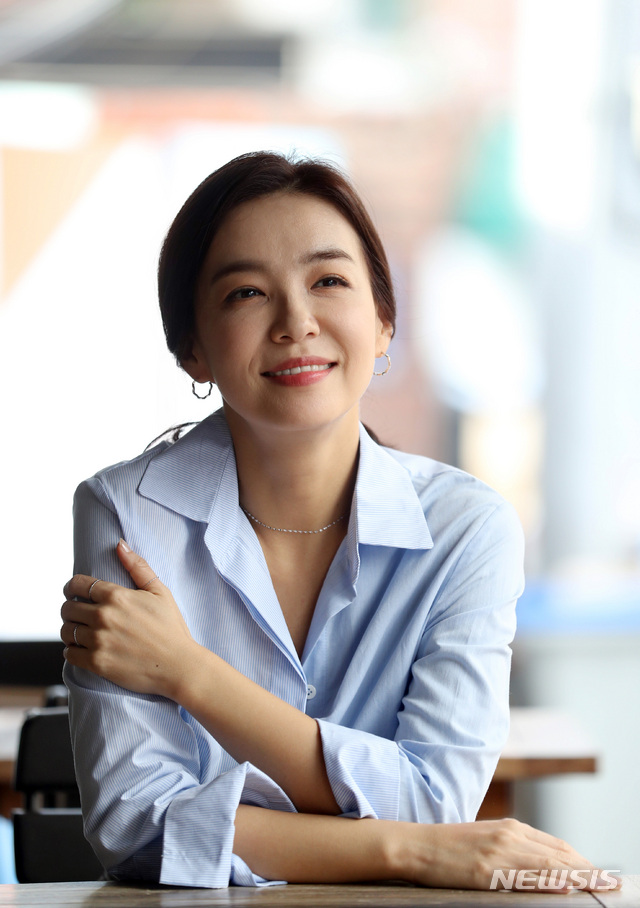 【서울=뉴시스】전진환 기자 = 배우 박선영이 13일 오후 서울 강남구 신사동의 한 카페에서 뉴시스통신사와 KBS 주말 드라마 '같이살래요' 종영 인터뷰 중 포즈를 취하고 있다.&nbsp; 박선영은 ‘같이 살래요’에서 박효섭(유동근)의 첫째 딸 박선하 역을 맡아 폭넓은 감정 연기로 안방극장을 사로잡았다. 2018.09.16. amin2@newsis.com