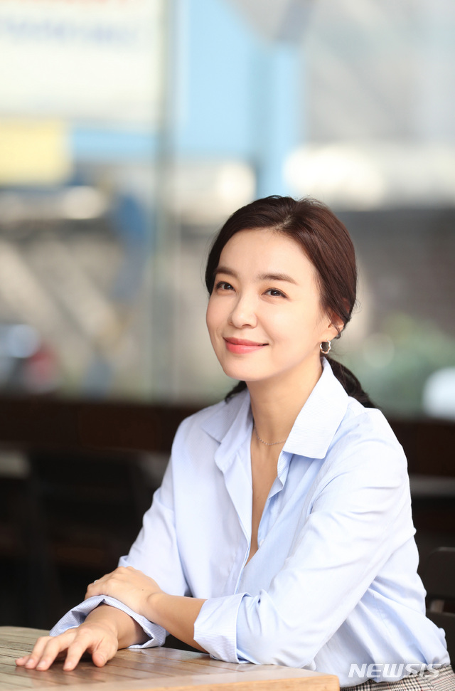 【서울=뉴시스】전진환 기자 = 배우 박선영이 13일 오후 서울 강남구 신사동 한 카페에서 KBS 2TV 주말 드라마 '같이 살래요' 종방 인터뷰 중 포즈를 취하고 있다. 박선영은 ‘같이 살래요’에서 '박효'섭(유동근)의 딸 '박선하'를 맡아 폭넓은 감정 연기로 안방극장을 사로잡았다. 2018.09.16. amin2@newsis.com