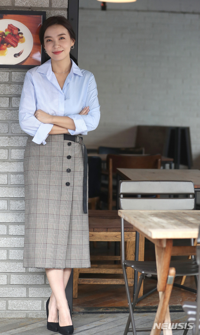 【서울=뉴시스】전진환 기자 = 배우 박선영이 13일 오후 서울 강남구 신사동 한 카페에서 KBS 2TV 주말 드라마 '같이 살래요' 종방 인터뷰 중 포즈를 취하고 있다. 박선영은 ‘같이 살래요’에서 '박효'섭(유동근)의 딸 '박선하'를 맡아 폭넓은 감정 연기로 안방극장을 사로잡았다. 2018.09.16. amin2@newsis.com