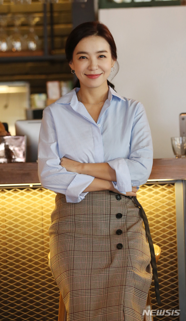 【서울=뉴시스】전진환 기자 = 배우 박선영이 13일 오후 서울 강남구 신사동 한 카페에서 KBS 2TV 주말 드라마 '같이 살래요' 종방 인터뷰 중 포즈를 취하고 있다. 박선영은 ‘같이 살래요’에서 '박효'섭(유동근)의 딸 '박선하'를 맡아 폭넓은 감정 연기로 안방극장을 사로잡았다. 2018.09.16. amin2@newsis.com