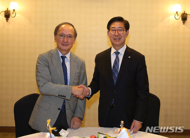 【홍성=뉴시스】유효상 기자 = 양승조 충남도지사가 15일 부여 롯데리조트에서 백제문화제 참석차 방문한 나가미네 야스마사(長嶺 安政) 주한일본대사를 만나 백제문화와 충남, 양국 교류에 대한 의견을 교환하기 앞서 악수를 나누고 있다. 2018.09.16 (사진=충남도 제공) yreporter@newsis.com