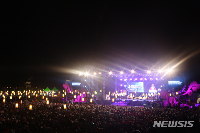 【홍성=뉴시스】유효상 기자 = 대한민국 최고의 역사문화축제인 제64회 백제문화제의 개막식이 9월 15일 오후 충남 부여군 구드래둔치의 주무대에서 화려하게 막을 올리고 있다. 2018.09.16 (사진=충남도 제공)  yreporter@newsis.com