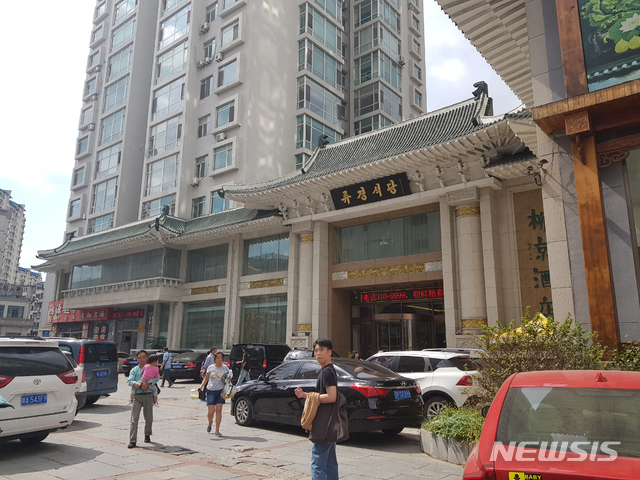 【단둥=뉴시스】김성진 기자 = 4일 오후 중국 랴오닝성 단둥시내에 위치한 북한식당인 류경식당 건물 모습. 주상복합건물에 1층에 자리잡고 있다. 2018.09.16. ksj87@newsis.com 