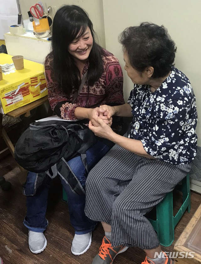 【부산=뉴시스】 하경민 기자 = 부산 중부경찰서는 43년 전 영국으로 입양된 조순희씨가 남포지구대 경찰관들이 도움으로 입양 전 자신을 돌봐 준 할머니와 상봉했다고 16일 밝혔다. 2018.09.16. (사진=부산경찰청 제공)yulnetphoto@newsis.com