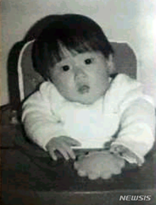 【부산=뉴시스】 하경민 기자 = 부산 중부경찰서는 43년 전 영국으로 입양된 조순희씨가 남포지구대 경찰관들이 도움으로 입양 전 자신을 돌봐 준 할머니와 상봉했다고 16일 밝혔다. 43년 전 입양 당시 조씨의 사진. 2018.09.16. (사진=부산경찰청 제공) yulnetphoto@newsis.com