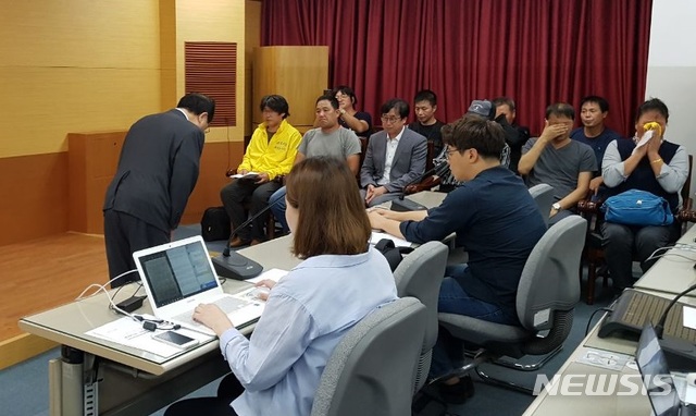  【부산=뉴시스】허상천 기자 =&nbsp;&nbsp; 오거돈 부산시장은 16일 오후 시청 기자회견장에서 30여년전 형제복지원(당시 부산 주례동 위치)에서 일어난 한국판 아우슈비츠로 불리는 인권유린 사건에 대해 피해자들과 그 가족들에게 사과했다. 2018.09.16.&nbsp; photo@newsis.com