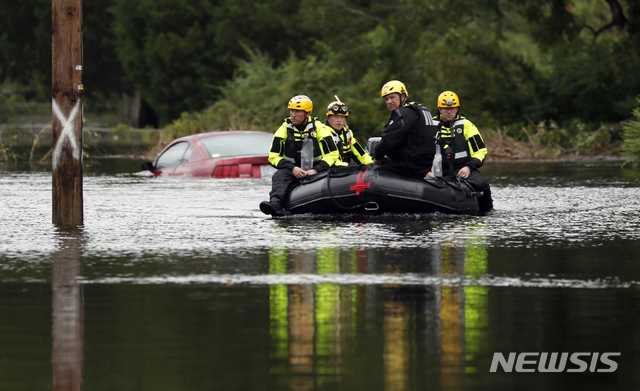 【뉴번(노스캐롤라이나)=AP/뉴시스】허리케인 플로렌스가 강타한 미국 노스캐롤라이나 주 뉴번에서 15일(현지시간) 구조 대원들이 보트를 타고 구조작업을 벌이고 있다.2018.09.16. 