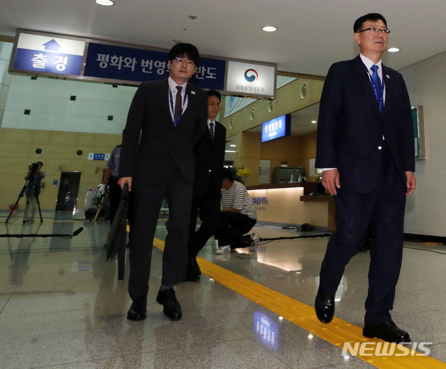 【파주=뉴시스】박주성 기자 = 3차 남북정상회담 선발대 단장인 서호(오른쪽) 청와대 통일정책비서관과 탁현민 청와대 행정관이 16일 오전 경기도 파주시 남북출입사무소로 출경하고 있다. 선발대는 청와대 통일정책비서관을 단장으로, 의전·경호·통신·보도 관계자 등 80여 명으로 구성되었으며, 경의선 남북출입사무소에서 출경 절차를 마친 뒤 육로로 방북하며, 평양에는 오후쯤 도착할 예정이다. 2018.09.16. park7691@newsis.com