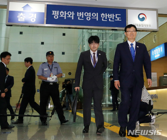 【파주=뉴시스】박주성 기자 = 3차 남북정상회담 선발대 단장인 서호(오른쪽) 청와대 통일정책비서관과 탁현민 청와대 행정관이 16일 오전 경기도 파주시 남북출입사무소로 출경하고 있다. 선발대는 청와대 통일정책비서관을 단장으로, 의전·경호·통신·보도 관계자 등 80여 명으로 구성되었으며, 경의선 남북출입사무소에서 출경 절차를 마친 뒤 육로로 방북하며, 평양에는 오후쯤 도착할 예정이다. 2018.09.16. park7691@newsis.com