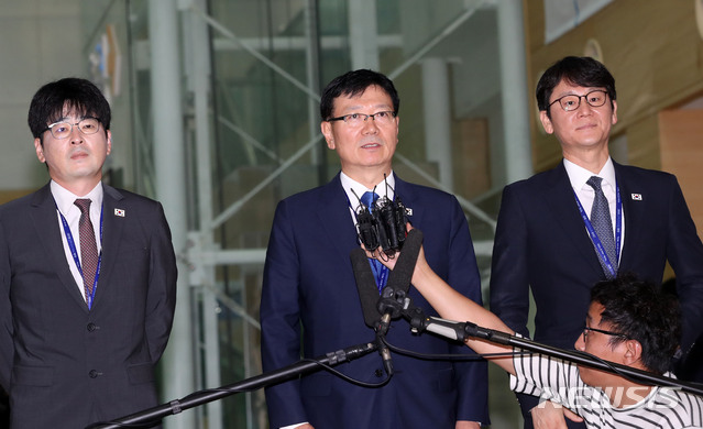 【파주=뉴시스】박주성 기자 = 3차 남북정상회담 선발대 단장인 서호 청와대 통일정책비서관이 16일 오전 경기도 파주시 남북출입사무소로 출경전 소감을 말하고 있다. 선발대는 청와대 통일정책비서관을 단장으로, 의전·경호·통신·보도 관계자 등 80여 명으로 구성되었으며, 경의선 남북출입사무소에서 출경 절차를 마친 뒤 육로로 방북하며, 평양에는 오후쯤 도착할 예정이다. 2018.09.16. park7691@newsis.com
