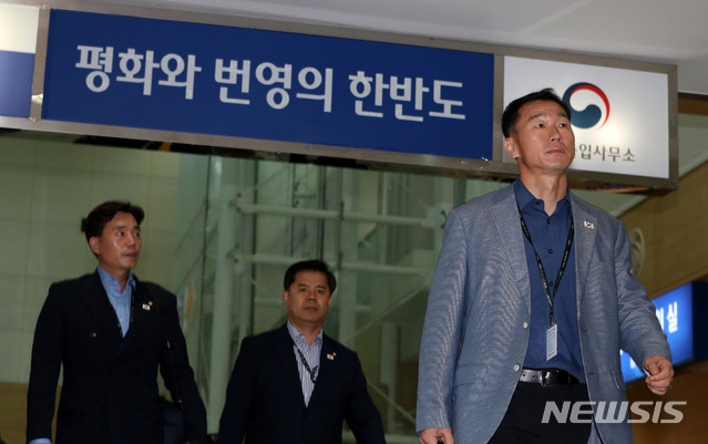【파주=뉴시스】박주성 기자 = 3차 남북정상회담 선발대가 16일 오전 경기도 파주시 남북출입사무소로 출경하고 있다.&nbsp; 선발대는 청와대 통일정책비서관을 단장으로, 의전·경호·통신·보도 관계자 등 80여 명으로 구성되었으며, 경의선 남북출입사무소에서 출경 절차를 마친 뒤 육로로 방북하며, 평양에는 오후쯤 도착할 예정이다. 2018.09.16. park7691@newsis.com