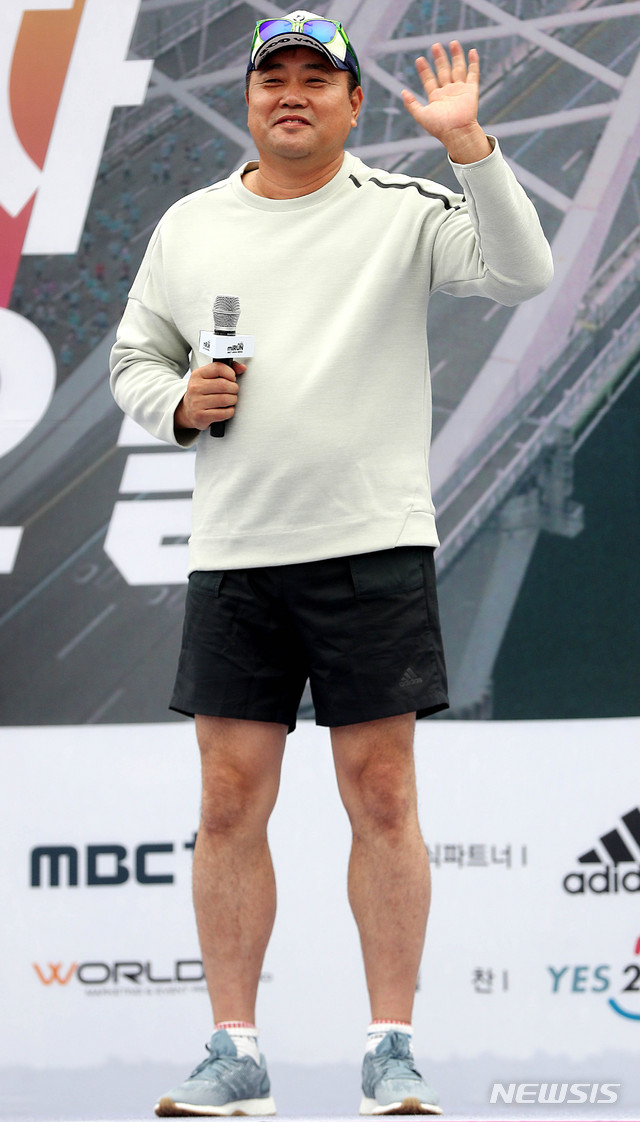 【서울=뉴시스】추상철 기자 = 지난해 9월16일 양준혁 야구 해설위원이 서울 영등포구 여의도 공원에 설치된 무대에 올라서 있다. 2018.09.16.scchoo@newsis.com