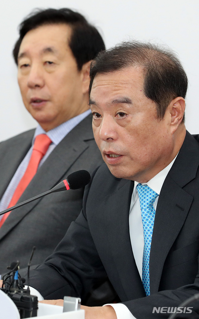 【서울=뉴시스】이종철 기자 = 16일 오전 서울 여의도 국회에서 자유한국당 김병준 비대위원장과 김성태 원내대표가 기자간담회를 갖고 각종 현안에 대해 설명하면서 심각한 표정을 하고 있다. 2018.09.16.&nbsp; jc4321@newsis.com