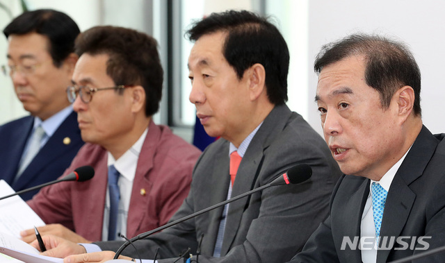 【서울=뉴시스】이종철 기자 = 16일 오전 서울 여의도 국회에서 자유한국당 김병준 비대위원장과 김성태 원내대표가 기자간담회를 갖고 각종 현안에 대해 설명하면서 심각한 표정을 하고 있다. 2018.09.16. jc4321@newsis.com