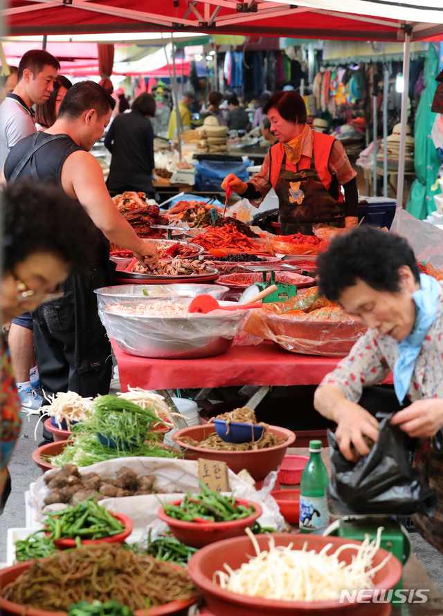 【파주=뉴시스】박주성 기자 = 추석을 앞둔 16일 오후 경기도 파주시 금촌통일시장에 시민들이 제수음식 재료를 구입하고 있다. 2018.09.16. park7691@newsis.com
