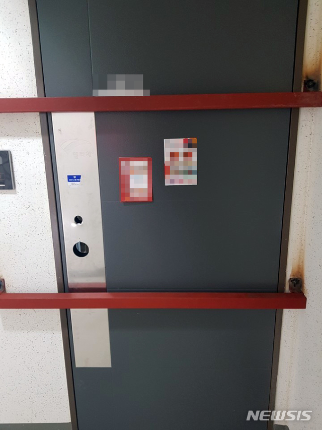 【광주=뉴시스】변재훈 기자 = 광주 한 재건축조합 아파트 시공사와 입주예정자 간 갈등이 해결됐다. 사진은 시공사가 지난 14일 시공사가 입주예정자의 출입을 막기 위해 현관문에 설치했던 철근 모습. 2018.09.18. (사진=뉴시스DB) photo@newsis.com