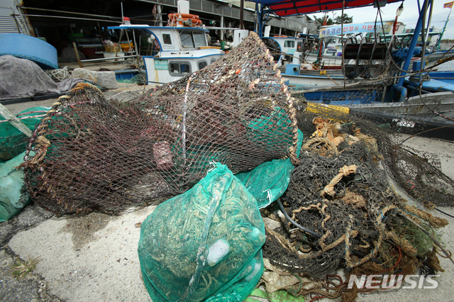 【고성(강원)=뉴시스】김경목 기자 = 바닷속에서 수거한 폐어구(그물·낚시)와 각종 쓰레기. photo31@newsis.com