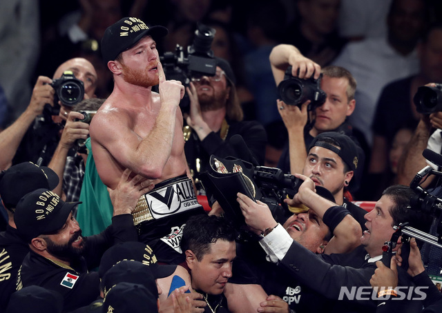 【라스베이거스=AP/뉴시스】 카넬로 알바레스(28·멕시코)는 16일(한국시간) 미국 네바다주 라스베이거스 T-모바일 아레나에서 열린 세계복싱평의회(WBC)·세계복싱협회(WBA) 미들급 통합 타이틀전에서 게나디 골로프킨에 2-0(114-114 115-113 115-113) 판정승을 거뒀다.