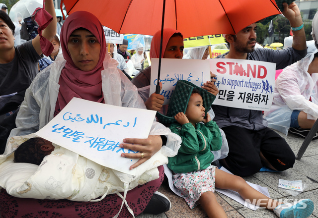 【서울=뉴시스】고승민 기자 =&nbsp; 지난 9월 16일 오후 서울 보신각 앞에서 난민인권센터 등 주최로 열린 '난민과 함께하는 행동의 날' 집회에서 이집트 난민 참가자가 손팻말을 들고 있다. 2018.09.16.kkssmm99@newsis.com