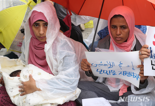 【서울=뉴시스】고승민 기자 = 지난 9월16일 오후 서울 보신각 앞에서 난민인권센터 등 주최로 열린 '난민과 함께하는 행동의 날' 집회에서 이집트 난민이 허공을 응시하고 있다. 2018.09.16.kkssmm99@newsis.com