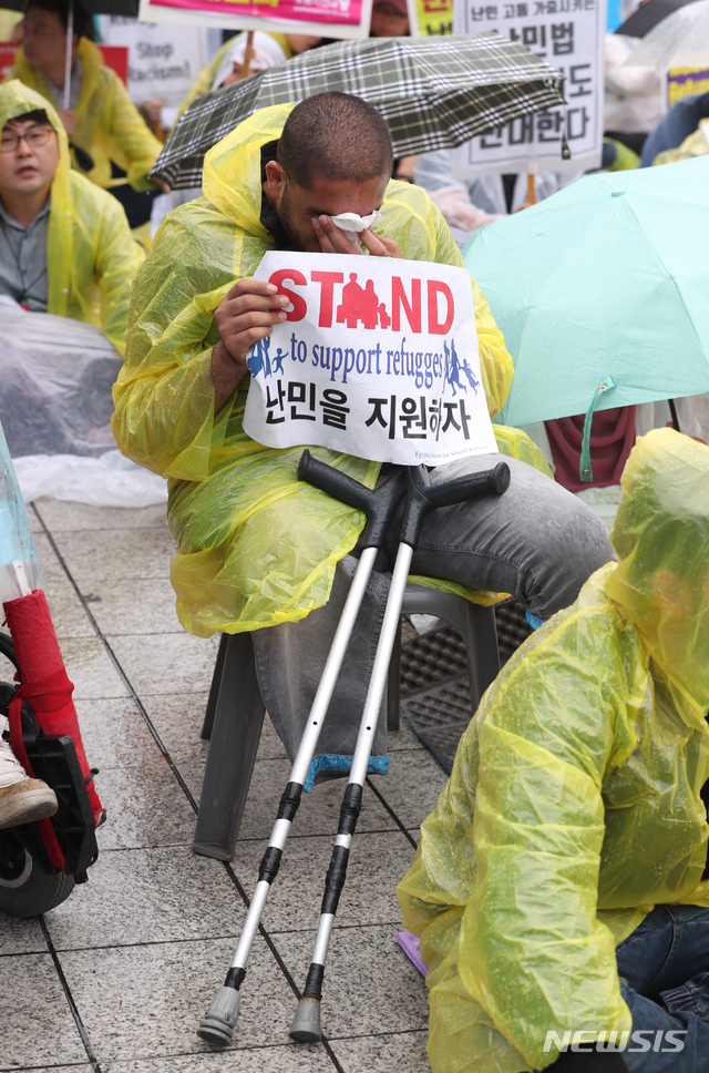 【서울=뉴시스】고승민 기자 = 16일 오후 서울 보신각 앞에서 난민인권센터 등 주최로 열린 '난민과 함께하는 행동의 날' 집회에서 한 난민이 눈물을 훔치고 있다. 2018.09.16.kkssmm99@newsis.com