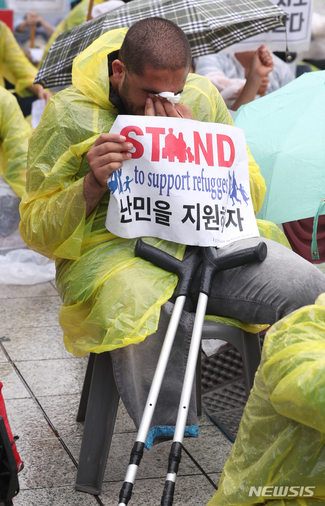 【서울=뉴시스】고승민 기자 =&nbsp; 16일 오후 서울 보신각 앞에서 난민인권센터 등 주최로 열린 '난민과 함께하는 행동의 날' 집회에서 한 난민이 눈물을 훔치고 있다. 2018.09.16.kkssmm99@newsis.com