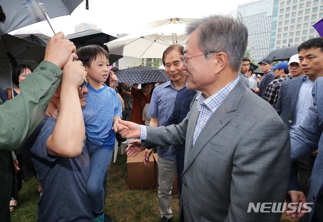 【서울=뉴시스】전신 기자 = 문재인 대통령이 16일 오후 서울 종로구 광화문 광장 일대에서 열린 2018 실패박람회를 방문해 시민들과 인사하고 있다. 2018.09.16. photo1006@newsis.com