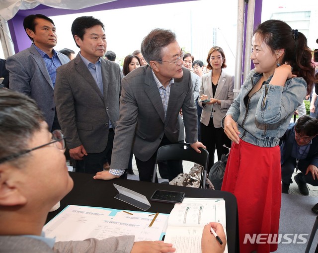 【서울=뉴시스】전신 기자 = 문재인 대통령이 16일 오후 서울 종로구 광화문 광장 일대에서 열린 2018 실패박람회를 방문해 참석자들과 대화하고 있다. 2018.09.16. photo1006@newsis.com