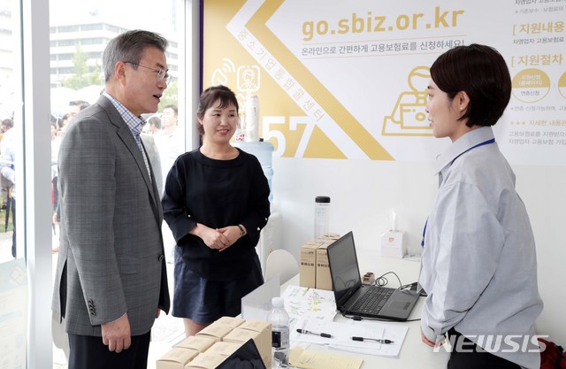 【서울=뉴시스】전신 기자 = 문재인 대통령이 16일 오후 서울 종로구 광화문 광장 일대에서 열린 2018 실패박람회를 방문해 재기교육 상담사와 대화하고 있다. 2018.09.16. photo1006@newsis.com