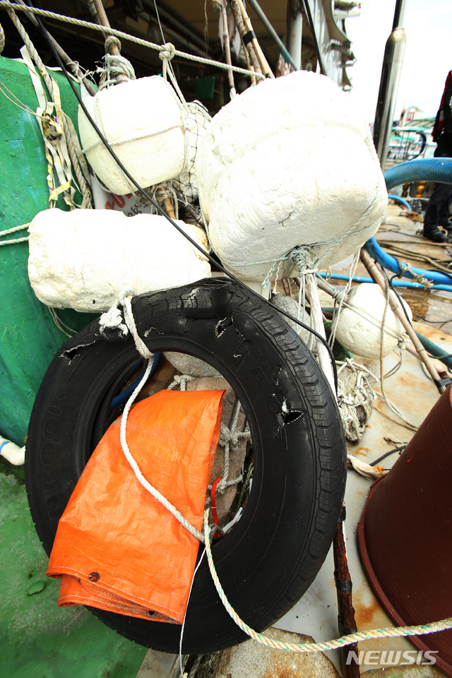 【고성(강원)=뉴시스】김경목 기자 = 16일 해양 생태계를 파괴하는 원인인 스티로폼 재질의 부이와 폐타이어가 강원도의 한 작은 항구에서 눈에 쉽게 뛴다.&nbsp; 국제환경보호단체 그린피스(GREEN PEACE) 서울사무소 박샘은 캠페이너는 "바다로 흘러들어가는 쓰레기 특히 플라스틱 쓰레기는 수백년에서 수천년 동안 자연분해되지 않고 그대로 남아 해양생물들이 먹이로 오인해 먹는 경우가 많이 발생하고 있다"면서 "해양생물들이 먹은 플라스틱 쓰레기는 먹이사슬을 따라 인간에게로 되돌아올 우려가 있다"고 경고했다. 그는 "2010년 한해에만 최대 1270만ｔ의 플라스틱 쓰레기가 전 세계 바다로 흘러들어갔다"며 "건강한 바다를 위해 플라스틱 사용을 줄여야 한다"고 강조했다. 2018.09.16. photo31@newsis.com