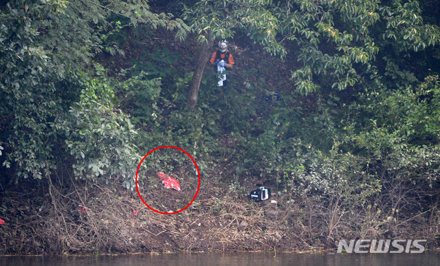【완주=뉴시스】 김얼 기자 = 16일 3시 29분께 전북 완주군 동상저수지 인근에 경비행기가 추락한 가운데 소방관계자들이 비행기 파편일대에 제세동기를 놓고 수색을 벌이고 있다. (빨간원이 경비행기 파편) 2018.09.16pmkeul@newsis.com