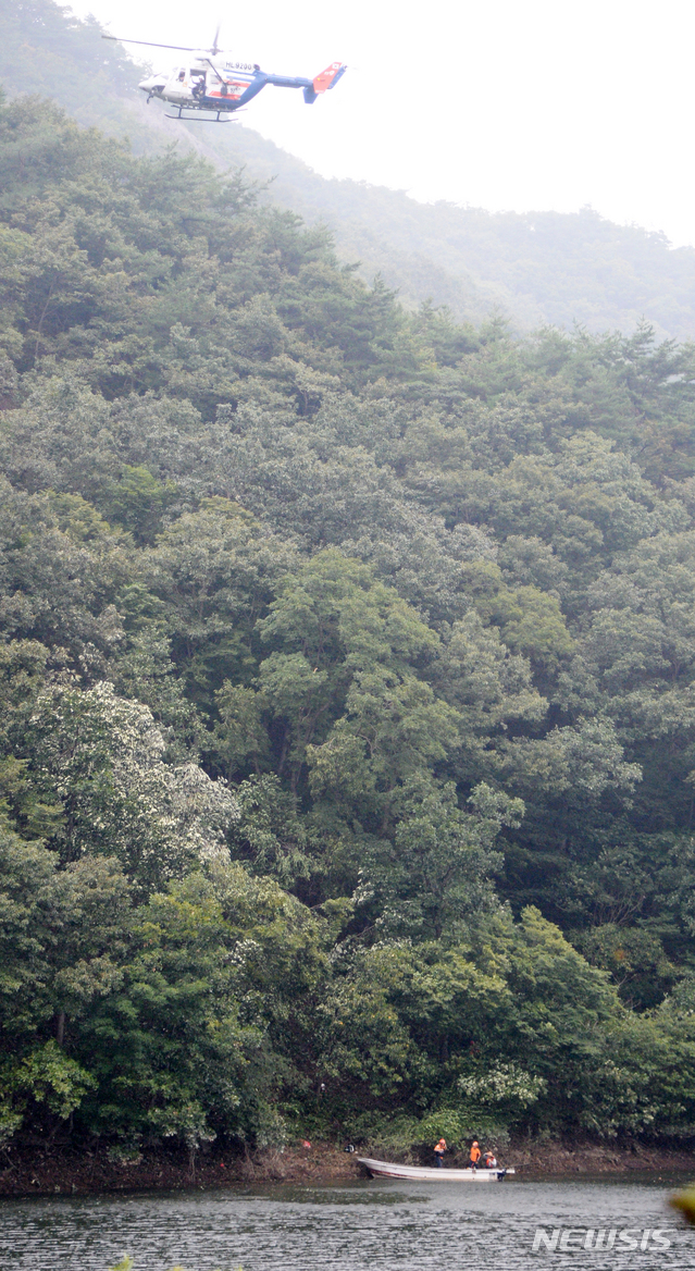 【완주=뉴시스】 김얼 기자 = 16일 3시 29분께 전북 완주군 동상저수지 인근에 경비행기가 추락한 가운데 경찰,소방관계자들이 비행기 파편일대에서 수색을 벌이고 있다. 2018.09.16pmkeul@newsis.com