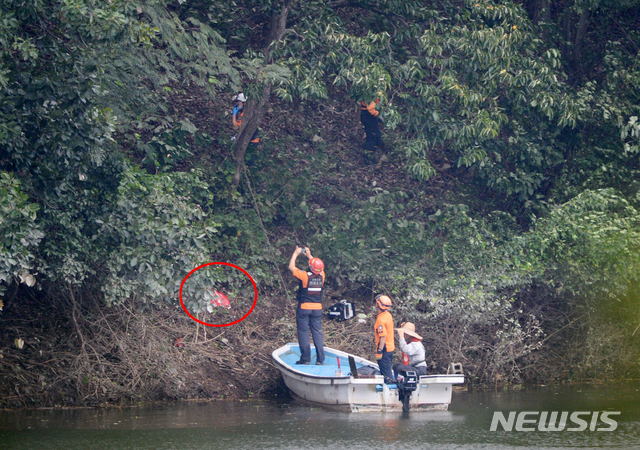 【완주=뉴시스】 김얼 기자 = 16일 3시 29분께 전북 완주군 동상저수지 인근에 경비행기가 추락한 가운데 소방관계자들이 비행기 파편일대에 제세동기를 놓고 수색을 벌이고 있다. (빨간원이 경비행기 파편) 2018.09.16pmkeul@newsis.com