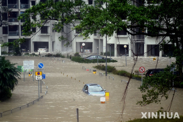 【홍콩=신화/뉴시스】 태풍 망콧이 쏟아낸 호우로 인해 홍콩 일대가 침수되는 등 피해를 입었다. 17일 홍콩은 슈퍼 태풍 '망쿳'이 도심을 벗어남에 따라 경계등급을 최고등급인 '시그널 10'에서 '시그널 3'까지 하향조정했다고 사우스차이나모닝포스트(SCMP)가 보도했다. 2018.9.17