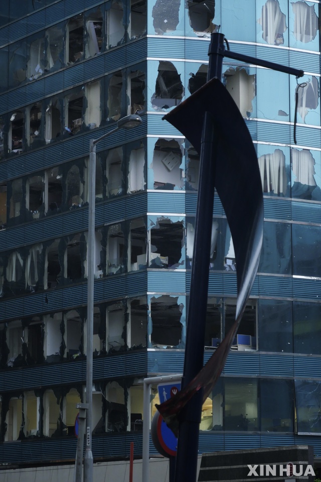 【홍콩=신화/뉴시스】 16일 태풍 '망쿳'이 홍콩 시내를 강타하며 곳곳에서 피해를 낳았다. 사진은 망콧으로 인해 수십개의 창문이 깨진 한 건물의 모습. 2018.9.17