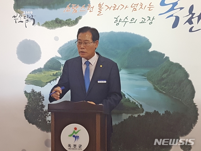 【옥천=뉴시스】이성기 기자 = 17일 오전 김재종 충북 옥천군수가 군청 군정홍보실에서 민선 7기 공약사업을 발표하고 있다.2018.09.17 sklee@newsis.com