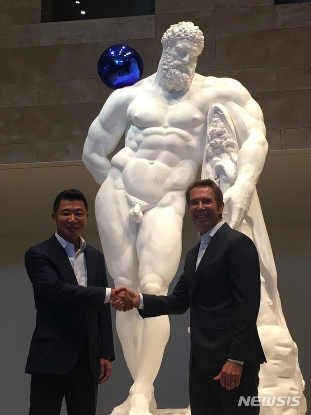 【인천 영종도=뉴시스】 박현주 미술전문기자 = 17일 오전 파라다이스 아트 스페이스에 설치된 제프쿤스의 '게이징 볼-파르네스 헤라클레스(Gazing Ball-Farnese Hercules)' 작품 앞에서 파라이다이스그룹 전필립 회장과 제프쿤스가 악수하고 있다,